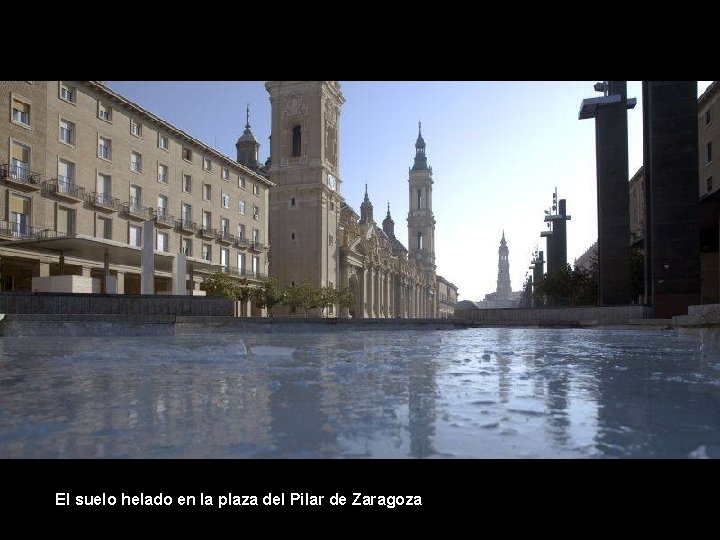 El suelo helado en la plaza del Pilar de Zaragoza 
