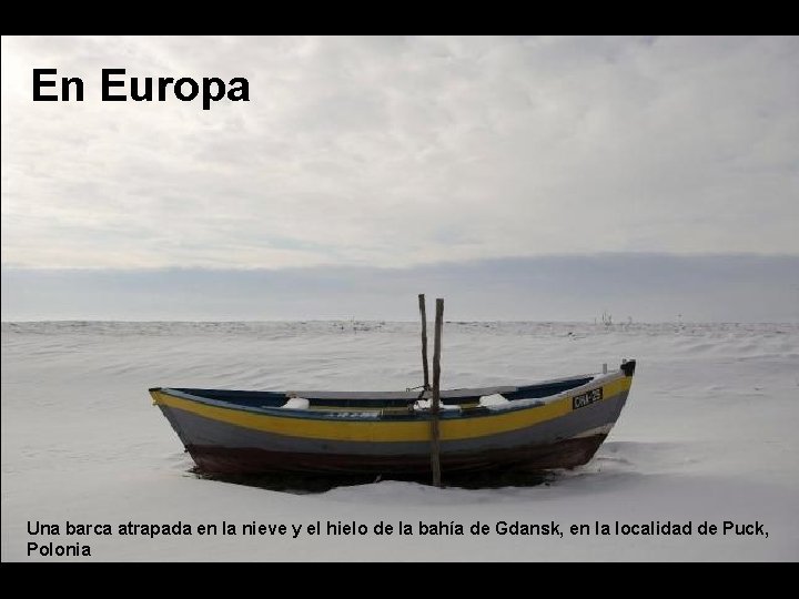 En Europa Una barca atrapada en la nieve y el hielo de la bahía