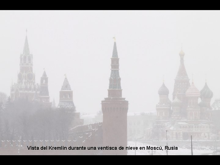 Vista del Kremlin durante una ventisca de nieve en Moscú, Rusia 