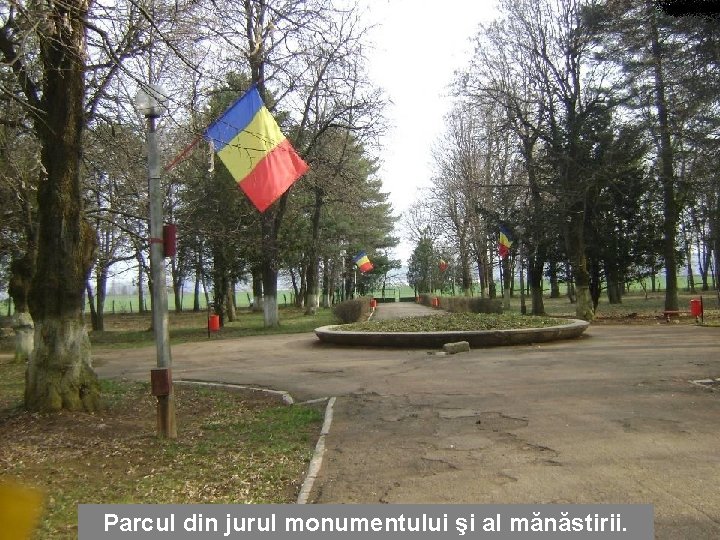 Parcul din jurul monumentului şi al mănăstirii. 
