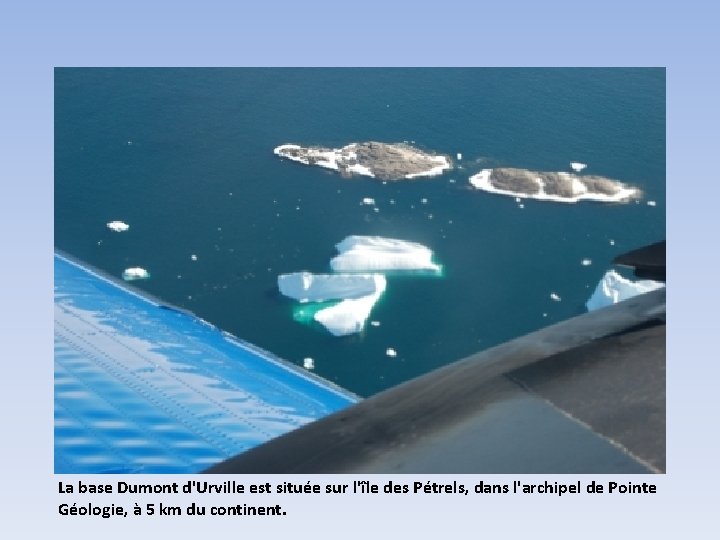 La base Dumont d'Urville est située sur l'île des Pétrels, dans l'archipel de Pointe