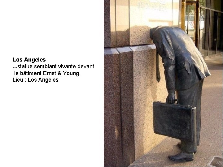 Los Angeles. . . statue semblant vivante devant le bâtiment Ernst & Young. Lieu