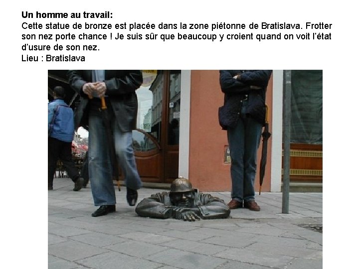 Un homme au travail: Cette statue de bronze est placée dans la zone piétonne