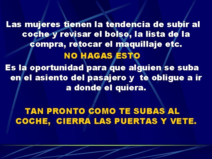 Las mujeres tienen la tendencia de subir al coche y revisar el bolso, la