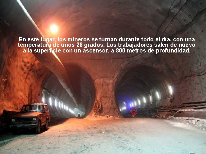 En este lugar, los mineros se turnan durante todo el día, con una temperatura
