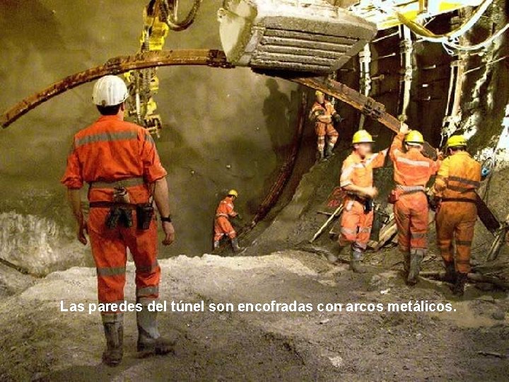 Las paredes del túnel son encofradas con arcos metálicos. 