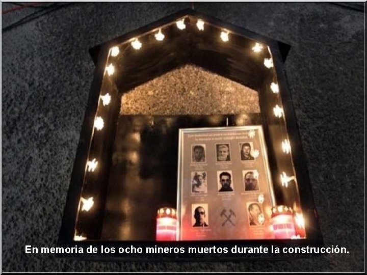 En memoria de los ocho mineros muertos durante la construcción. 