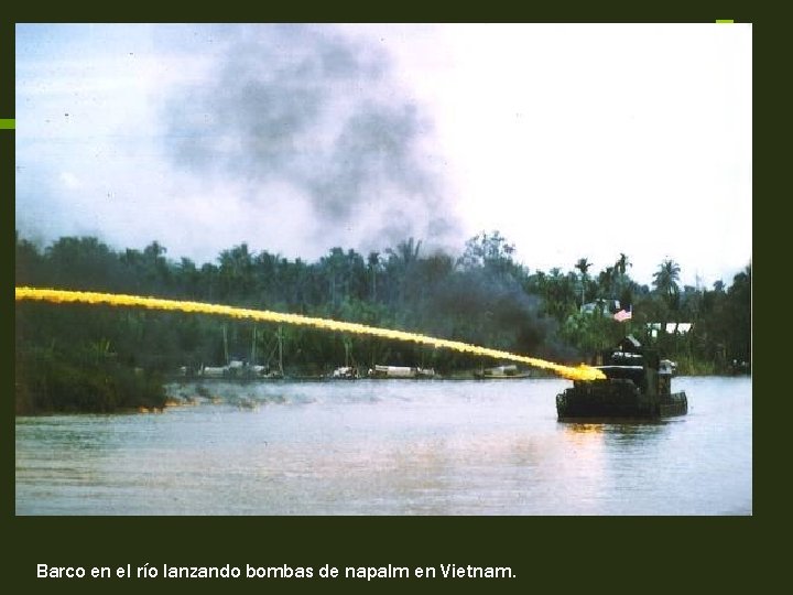 Barco en el río lanzando bombas de napalm en Vietnam. 