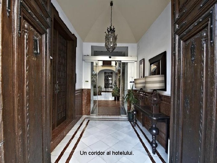 Un coridor al hotelului. 