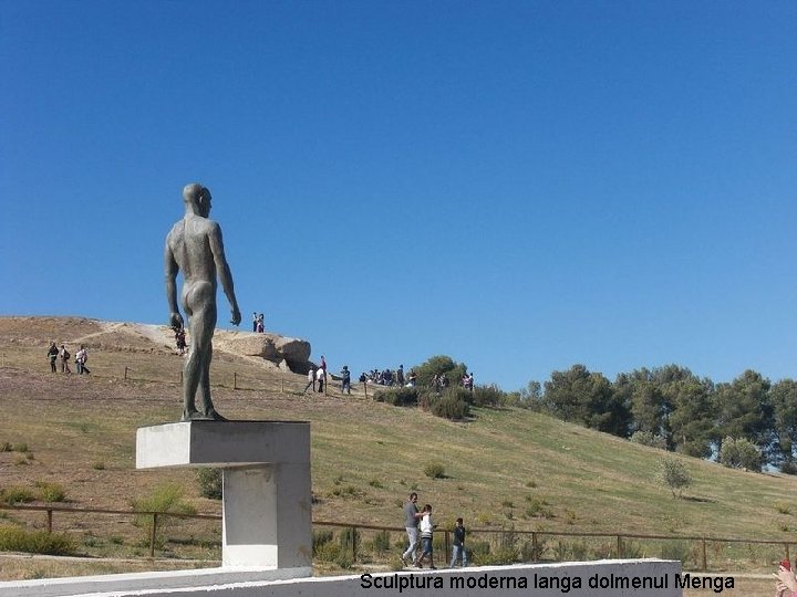 Sculptura moderna langa dolmenul Menga 