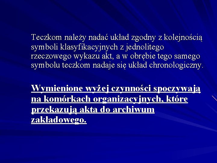 Teczkom należy nadać układ zgodny z kolejnością symboli klasyfikacyjnych z jednolitego rzeczowego wykazu akt,