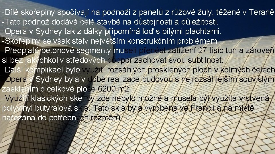 -Bílé skořepiny spočívají na podnoži z panelů z růžové žuly, těžené v Teraně. -Tato