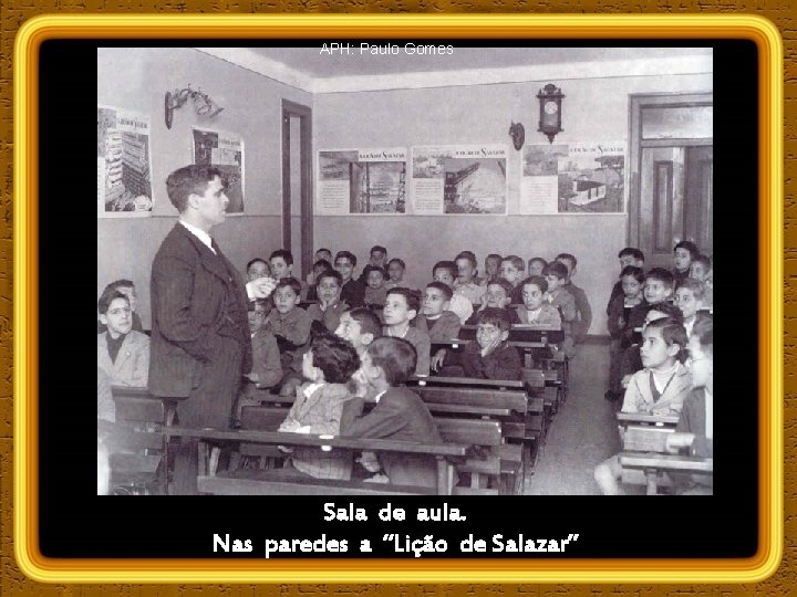 APH: Paulo Gomes Sala de aula. Nas paredes a “Lição de Salazar” 