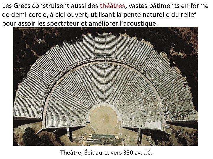 Les Grecs construisent aussi des théâtres, vastes bâtiments en forme de demi-cercle, à ciel