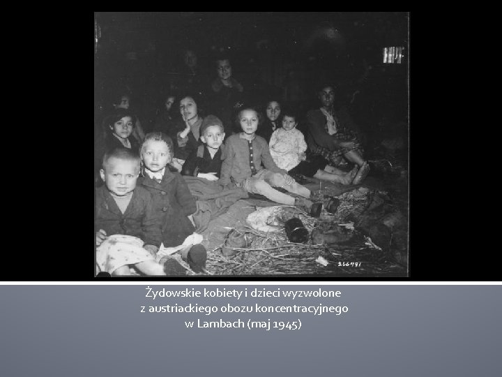 Żydowskie kobiety i dzieci wyzwolone z austriackiego obozu koncentracyjnego w Lambach (maj 1945) 