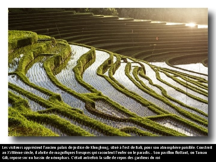 Indonésie Les visiteurs apprécient l'ancien palais de justice de Klungkung, situé à l'est de