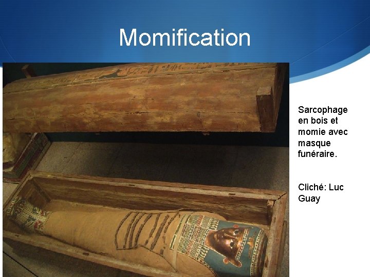 Momification Sarcophage en bois et momie avec masque funéraire. Cliché: Luc Guay 