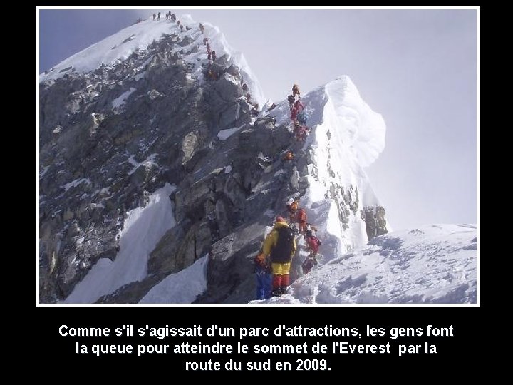 Comme s'il s'agissait d'un parc d'attractions, les gens font la queue pour atteindre le Comme s'il s'agissait d'un parc d'attractions, les gens font la queue pour atteindre le