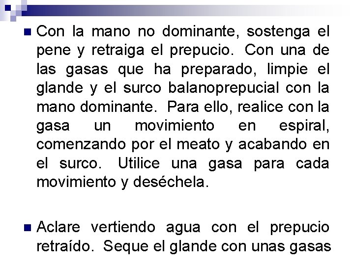 n Con la mano no dominante, sostenga el pene y retraiga el prepucio. Con