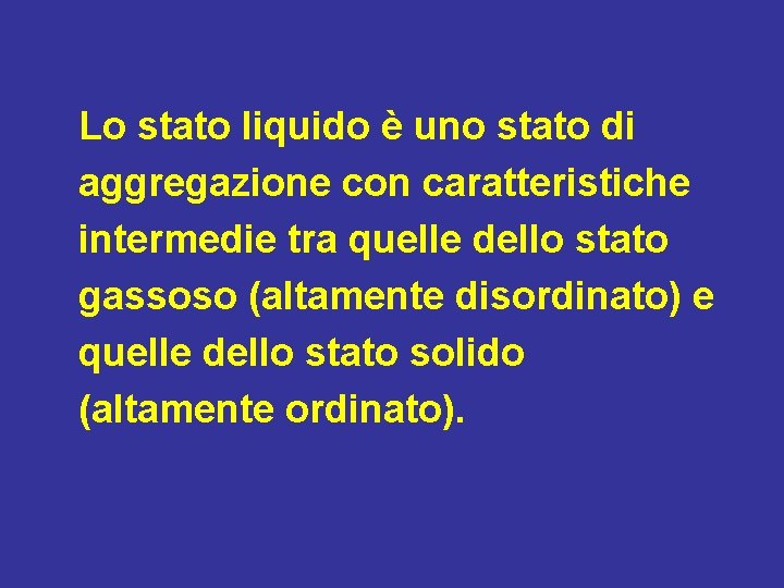 Lo stato liquido è uno stato di aggregazione con caratteristiche intermedie tra quelle dello Lo stato liquido è uno stato di aggregazione con caratteristiche intermedie tra quelle dello