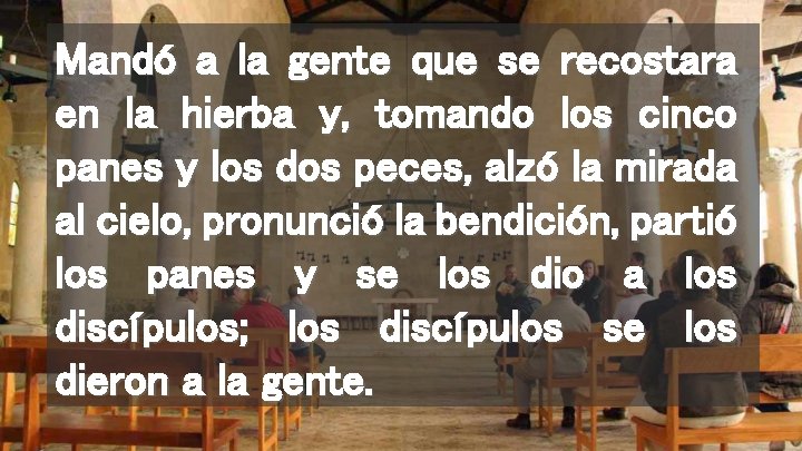 Mandó a la gente que se recostara en la hierba y, tomando los cinco