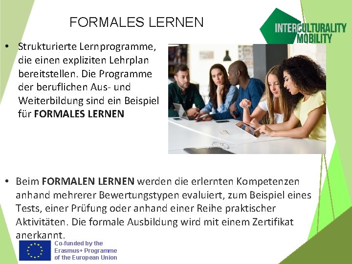 FORMALES LERNEN • Strukturierte Lernprogramme, die einen expliziten Lehrplan bereitstellen. Die Programme der beruflichen