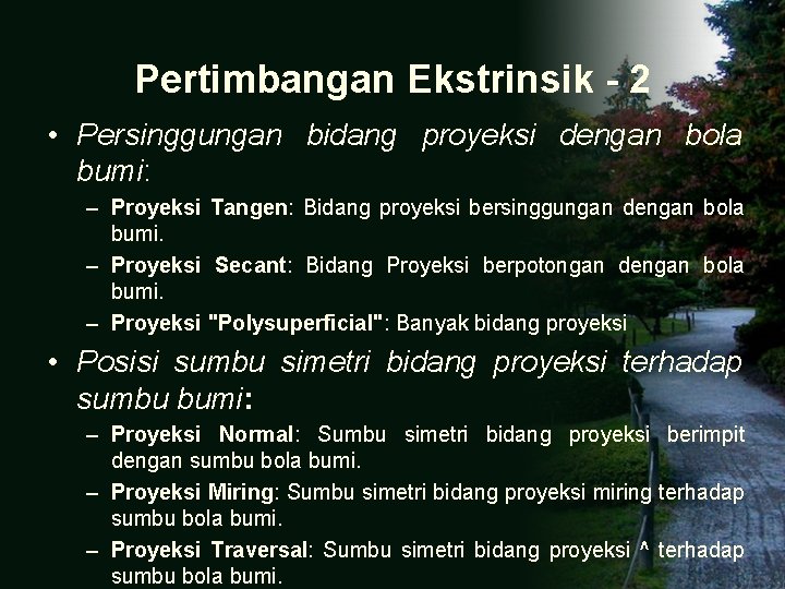 Pertimbangan Ekstrinsik - 2 • Persinggungan bidang proyeksi dengan bola bumi: – Proyeksi Tangen: