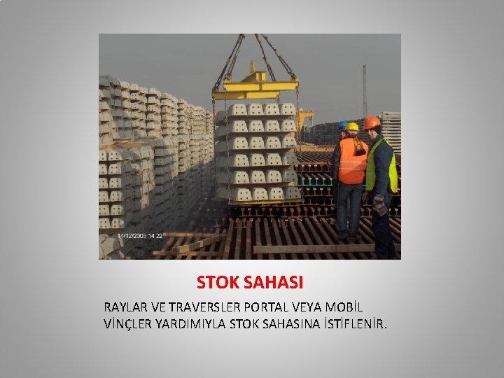 STOK SAHASI RAYLAR VE TRAVERSLER PORTAL VEYA MOBİL VİNÇLER YARDIMIYLA STOK SAHASINA İSTİFLENİR. STOK SAHASI RAYLAR VE TRAVERSLER PORTAL VEYA MOBİL VİNÇLER YARDIMIYLA STOK SAHASINA İSTİFLENİR.
