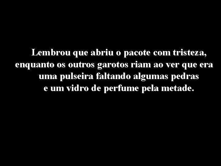 Lembrou que abriu o pacote com tristeza, enquanto os outros garotos riam ao ver Lembrou que abriu o pacote com tristeza, enquanto os outros garotos riam ao ver