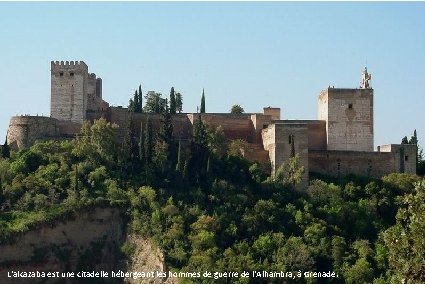 Face sud-est de l'Alcazaba à tour brisé et d'honneur. L'alcazaba est une citadelle hébergeant