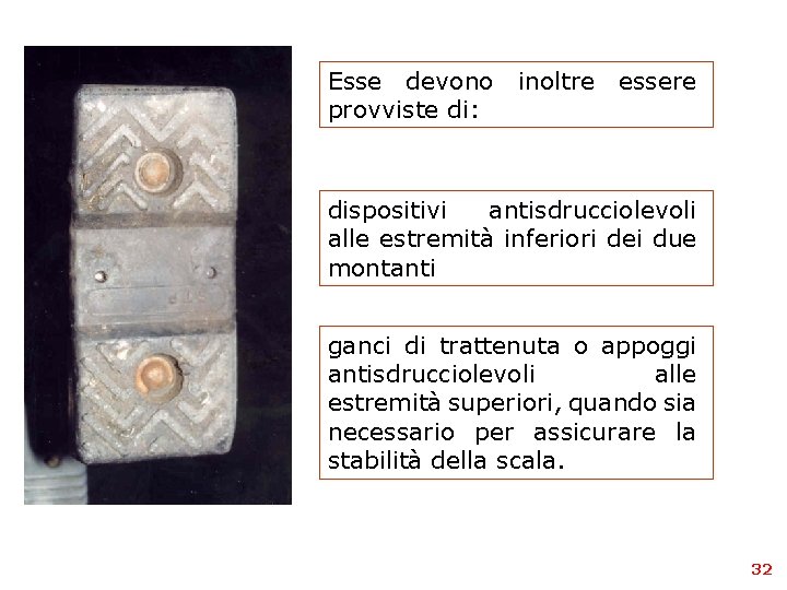 Esse devono inoltre essere provviste di: dispositivi antisdrucciolevoli alle estremità inferiori dei due montanti