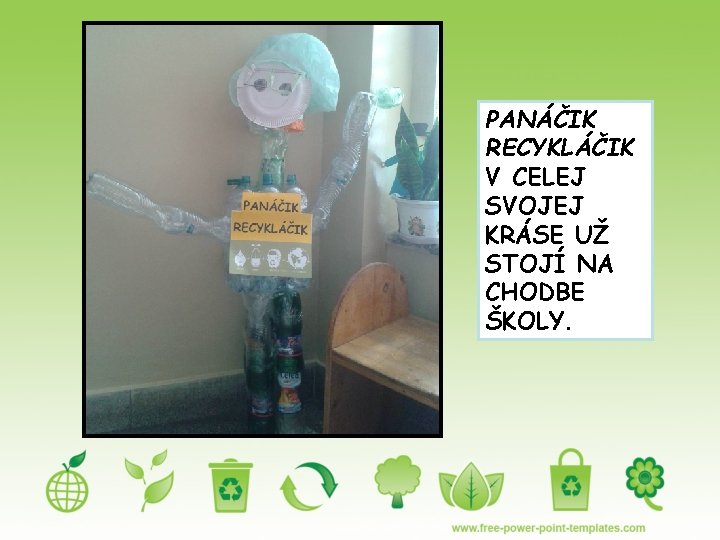 PANÁČIK RECYKLÁČIK V CELEJ SVOJEJ KRÁSE UŽ STOJÍ NA CHODBE ŠKOLY. 