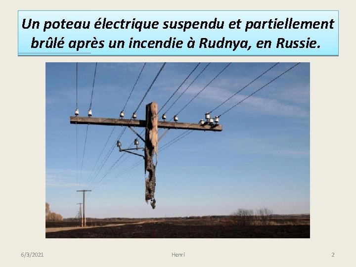 Un poteau électrique suspendu et partiellement brûlé après un incendie à Rudnya, en Russie.