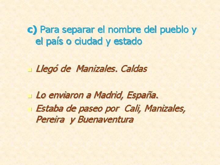 c) Para separar el nombre del pueblo y el país o ciudad y estado