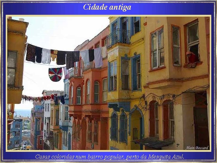 Cidade antiga Casas coloridas num bairro popular, perto da Mesquita Azul. 