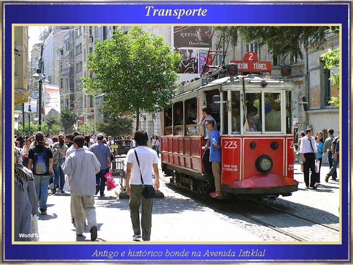 Transporte Antigo e histórico bonde na Avenida Istiklal 