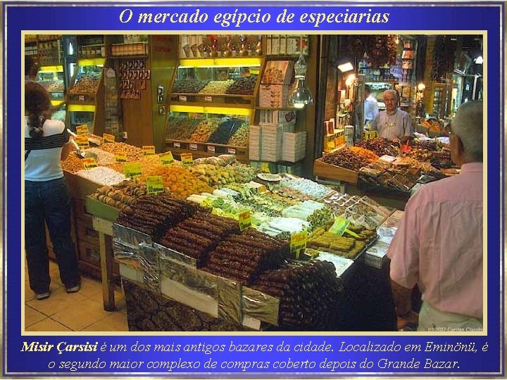 O mercado egípcio de especiarias Misir Çarsisi é um dos mais antigos bazares da