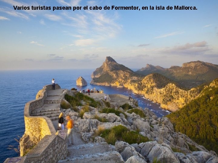 Varios turistas pasean por el cabo de Formentor, en la isla de Mallorca. 