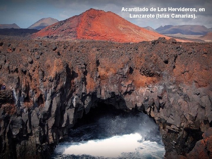 Acantilado de Los Hervideros, en Lanzarote (Islas Canarias). 