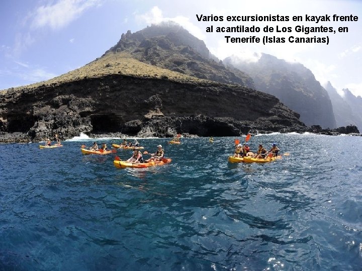 Varios excursionistas en kayak frente al acantilado de Los Gigantes, en Tenerife (Islas Canarias)