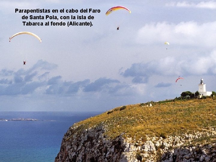 Parapentistas en el cabo del Faro de Santa Pola, con la isla de Tabarca