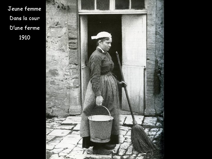 Jeune femme Dans la cour D’une ferme 1910 