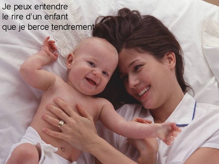 Je peux entendre le rire d’un enfant que je berce tendrement 