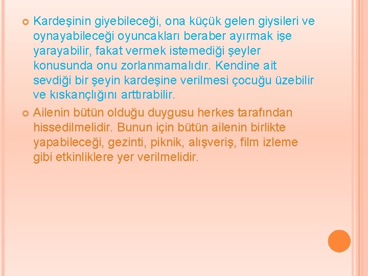 Kardeşinin giyebileceği, ona küçük gelen giysileri ve oynayabileceği oyuncakları beraber ayırmak işe yarayabilir, fakat