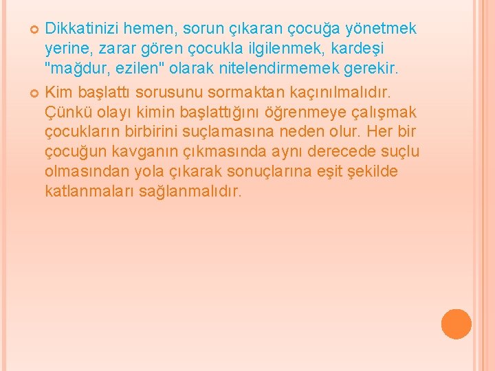 Dikkatinizi hemen, sorun çıkaran çocuğa yönetmek yerine, zarar gören çocukla ilgilenmek, kardeşi "mağdur, ezilen"