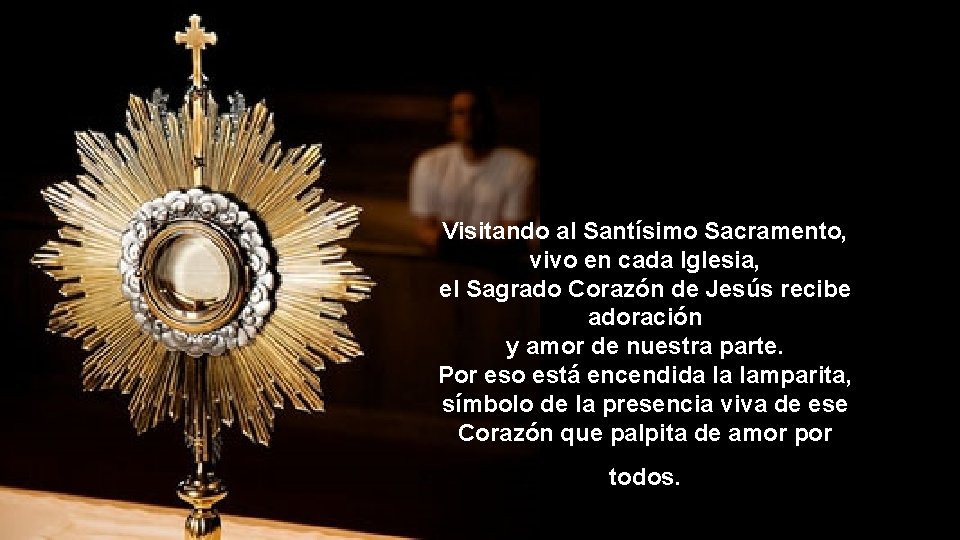 Visitando al Santísimo Sacramento, vivo en cada Iglesia, el Sagrado Corazón de Jesús recibe