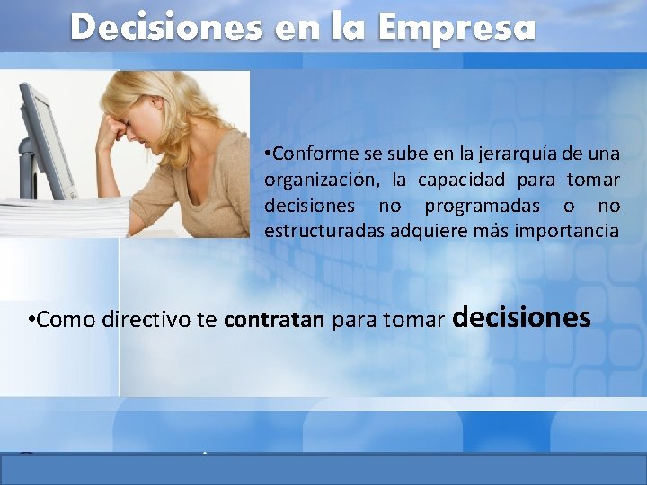 Decisiones en la Empresa • Conforme se sube en la jerarquía de una organización, Decisiones en la Empresa • Conforme se sube en la jerarquía de una organización,