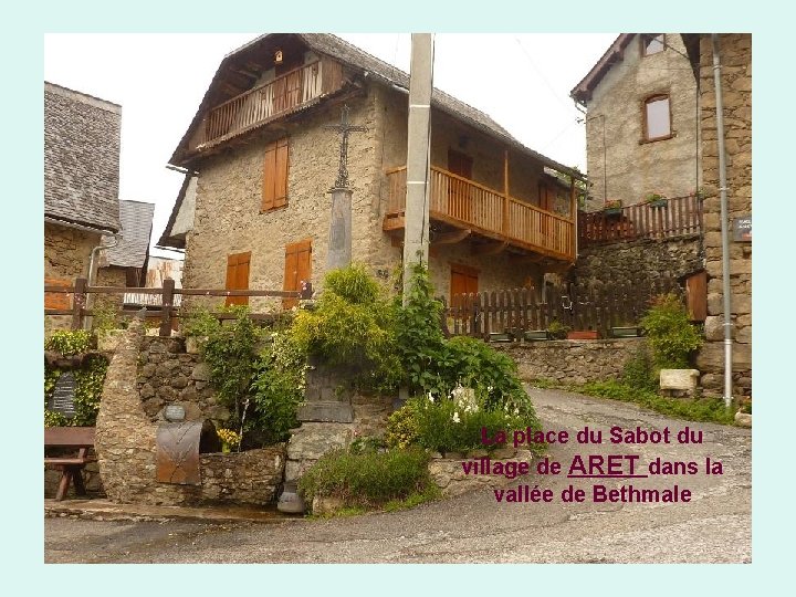 La place du Sabot du village de ARET dans la vallée de Bethmale 