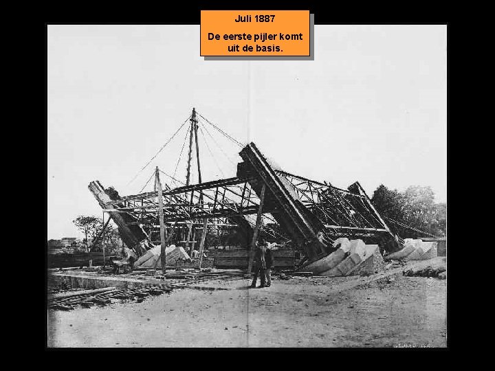 Juli 1887 De eerste pijler komt uit de basis. 
