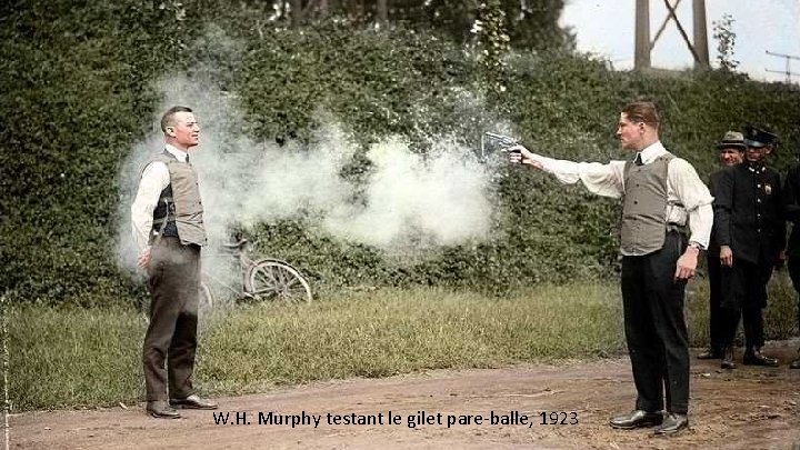 W. H. Murphy testant le gilet pare-balle, 1923 